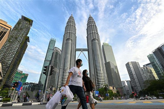 Người dân đeo khẩu trang phòng lây nhiễm COVID-19 tại Kuala Lumpur, Malaysia. (Ảnh: THX/TTXVN)