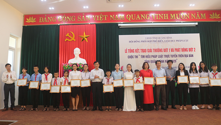  Ban Tổ chức trao giải cho các cá nhân đạt giải cao trong đợt 1 cuộc thi “Tìm hiểu pháp luật trực tuyến trên địa bàn tỉnh năm 2020”.