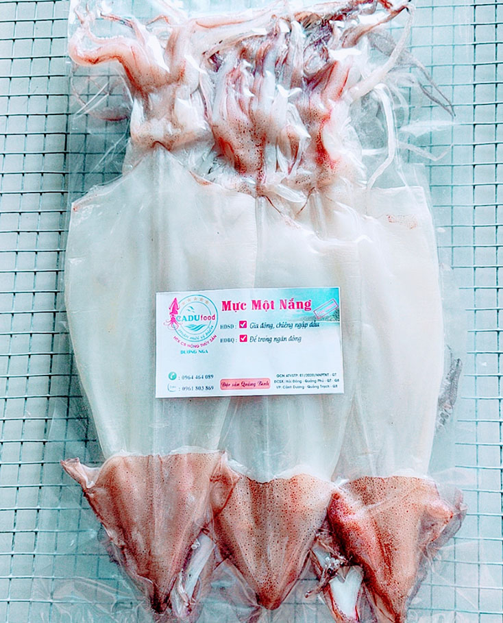 Sản phẩm mực một nắng được đóng gói và dán logo của HTX Chế biến nông thủy sản Dương Nga.