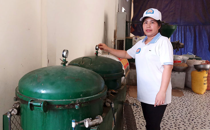 Nhờ áp dụng máy móc kỹ thuật, sản phẩm dầu lạc của HTX Chế biến nông sản Trường Thủy đã đạt tiêu chuẩn OCOP 3 sao.