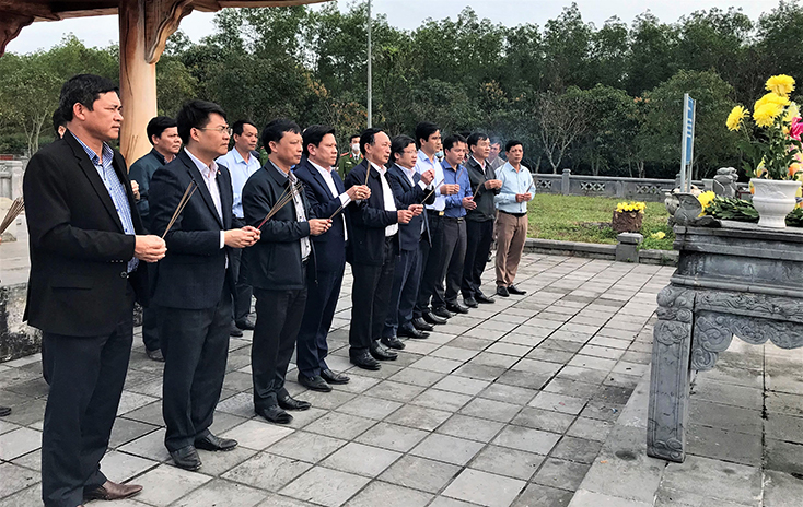 Đoàn công tác dâng hương tại di tích lịch sử khu lăng mộ Lễ Thành Hầu Nguyễn Hữu Cảnh.
