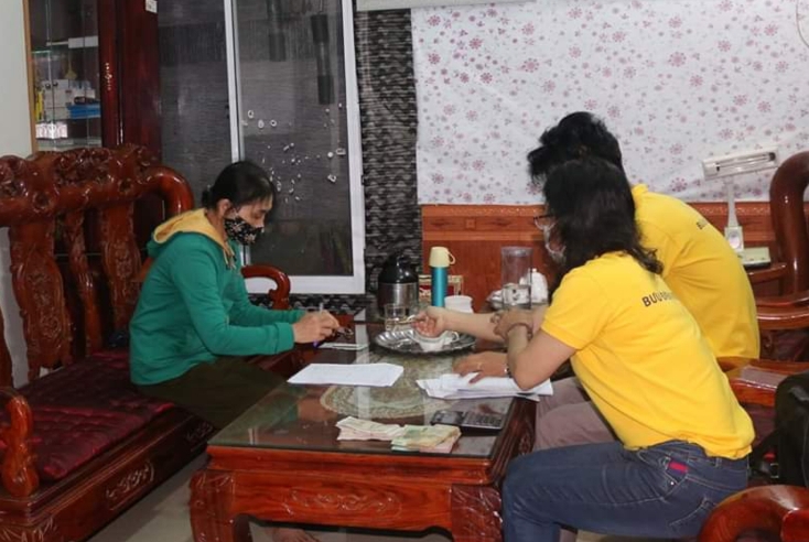 Nhân viên bưu điện trả lương hưu tại nhà tại thời điểm dịch bệnh Covid-19 diễn biến phức tạp. 