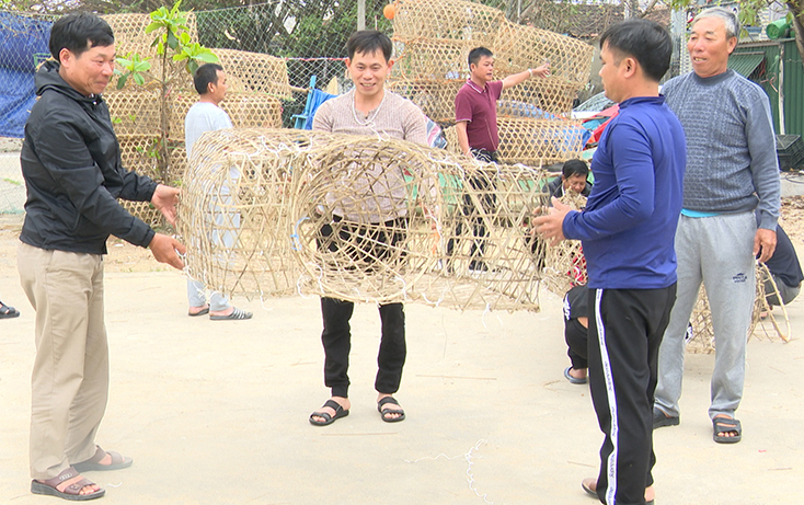 Một chiếc bóng mực đã được ngư dân hoàn thành.