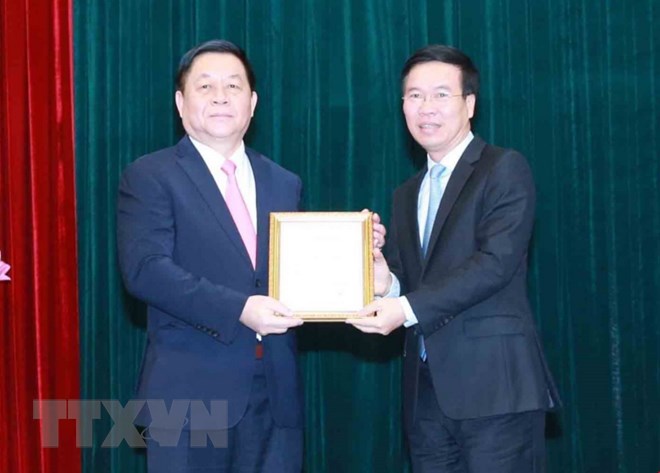 Ủy viên Bộ Chính trị, Thường trực Ban Bí thư Võ Văn Thưởng trao Quyết định số 06-QĐNS/TƯ ngày 18-2-2021 của Bộ Chính trị cho ông Nguyễn Trọng Nghĩa. (Ảnh: Phương Hoa/TTXVN)