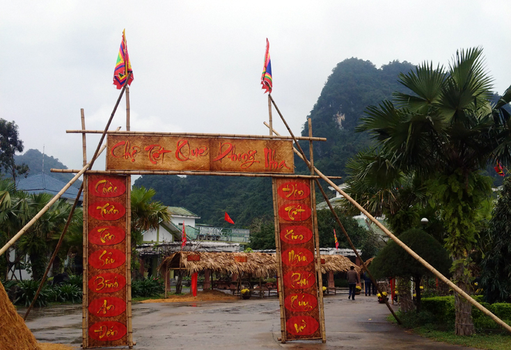 Chợ quê  hàng năm ... phải đành bỏ ngỏ