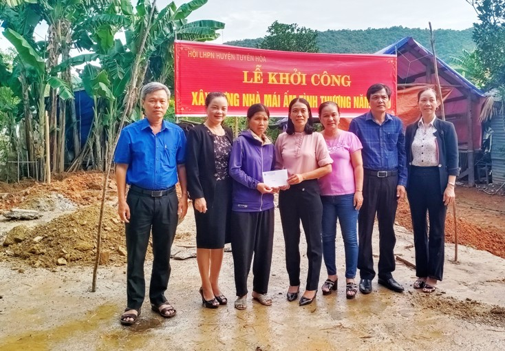 Xây dựng “Mái ấm tình thương” giúp phụ nữ nghèo an cư, vươn lên trong cuộc sống. 