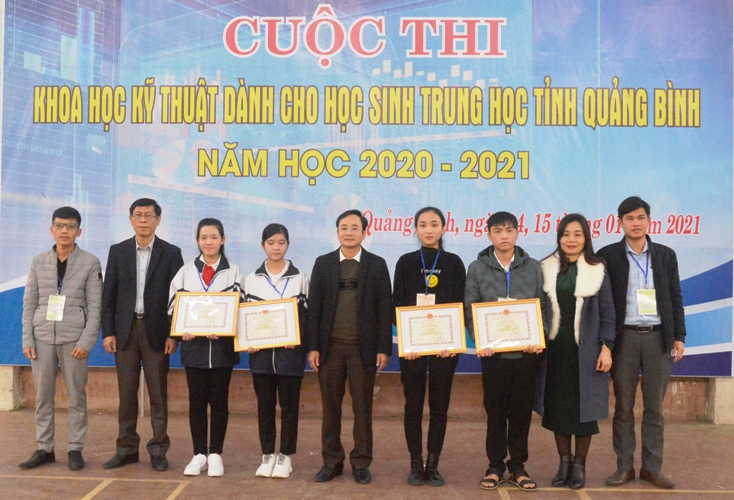 Lãnh đạo Sở GD-ĐT Quảng Bình chụp ảnh lưu niệm với các nhóm tác giả đoạt giải nhất cuộc thi.