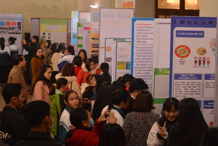 Cuộc thi thu hút đông đảo giáo viên, học sinh đến xem, cổ vũ động viên.