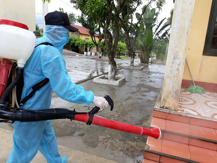 Cán bộ y tế đẩy mạnh hoạt động phun khử khuẩn nhằm phòng chống dịch bệnh nói chung, dịch bệnh Covid-19 nói riêng.