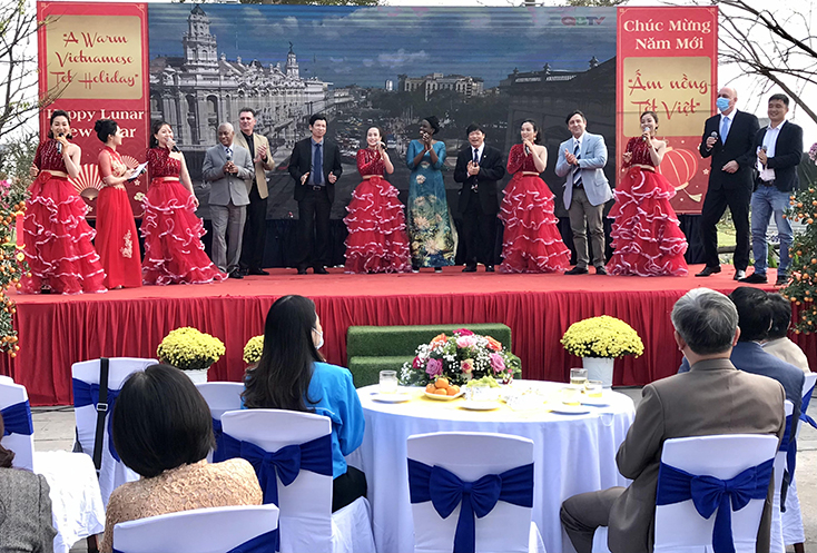 Đồng chí Phó Chủ tịch UBND tỉnh Hồ An Phong và các bác sỹ Cu Ba giao lưu văn nghệ với các ca sỹ Đoàn Nghệ thuật truyền thống Quảng Bình.