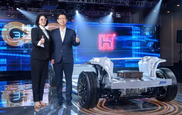 Chủ tịch tập đoàn Foxconn Young Liu (phải) tại sự kiện giới thiệu nền tảng MIH. Ảnh: Cnet