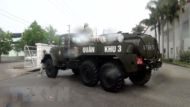 Lực lượng chức năng Quân khu 3 phun khử khuẩn các địa điểm có nguy cơ về COVID-19 tại huyện Cẩm Giàng, Hải Dương. (Ảnh: TTXVN phát)