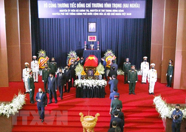 Đoàn đại biểu Chính phủ do Ủy viên Bộ Chính trị, Thủ tướng Chính phủ Nguyễn Xuân Phúc, dẫn đầu viếng nguyên Phó Thủ tướng Trương Vĩnh Trọng. (Ảnh: Thanh Vũ/TTXVN)