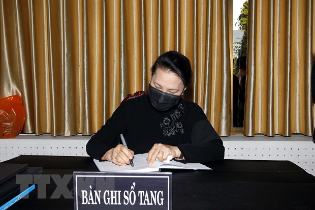 Chủ tịch Quốc hội Nguyễn Thị Kim Ngân ghi sổ tang viếng nguyên Phó Thủ tướng Trương Vĩnh Trọng. (Ảnh: Thanh Vũ/TTXVN)
