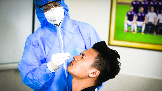 Quang Hải được lấy mẫu thử để xét nghiệm Covid-19 cùng các cầu thủ Hà Nội FC khi đội bóng Thủ đô tập trung lại vào ngày 16-2 vừa qua. Ảnh: Hà Nội FC