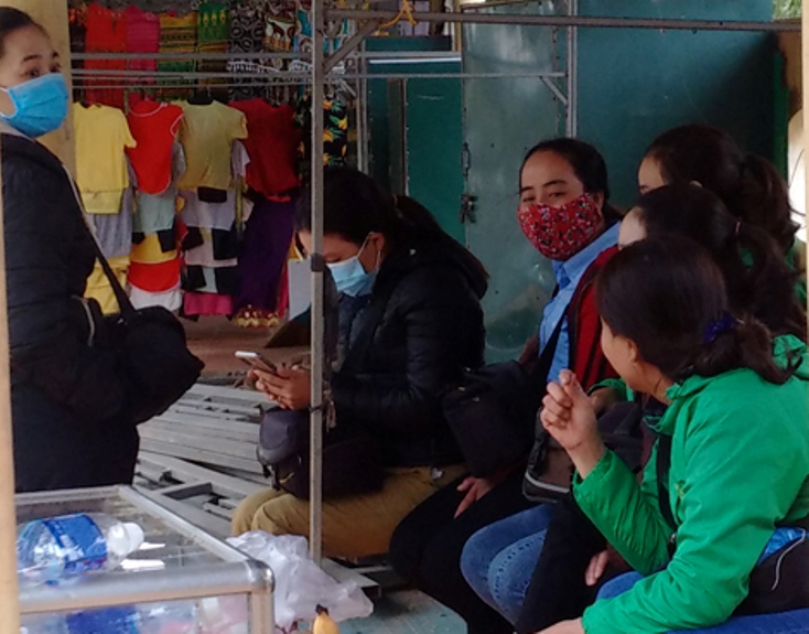 Không có khách du lịch, đội ngũ những người chụp ảnh dạo chỉ biết ngồi cùng nhau tán gẫu qua ngày.