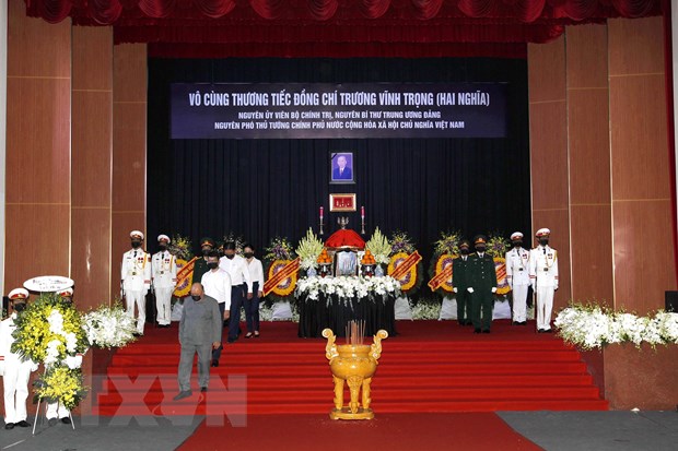 Đông đảo người dân trong và ngoài tỉnh Bến Tre đến thắp hương tiễn biệt nguyên Phó Thủ tướng Trương Vĩnh Trọng về nơi an nghỉ cuối cùng. (Ảnh: Thanh Vũ/TTXVN)