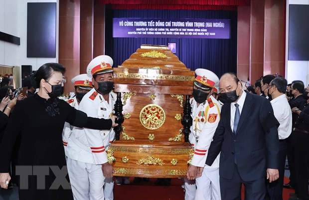 Thủ tướng Nguyễn Xuân Phúc, Chủ tịch Quốc hội Nguyễn Thị Kim Ngân di quan đồng chí Trương Vĩnh Trọng. (Ảnh: Thống Nhất/TTXVN)