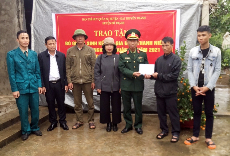 Ban CHQS huyện Bố Trạch phối hợp với các đơn vị trao hỗ trợ sinh kế cho gia đình có thanh niên lên đường làm nghĩa vụ quân sự. 