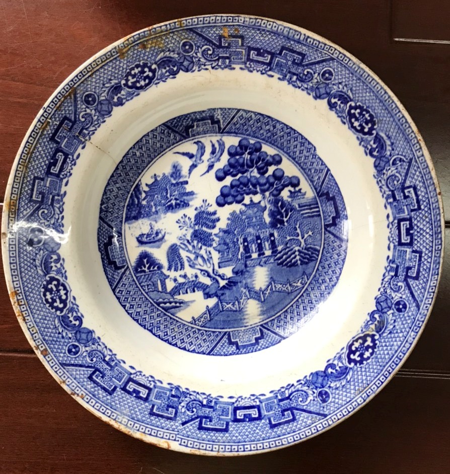 Một chiếc dĩa gốm sành của Pháp thể kỷ XIX được lưu giữ tại Bảo tàng Tổng hợp tỉnh.