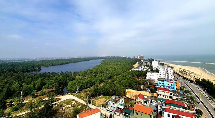 Một góc TP. Đồng Hới, nơi  "biển - rừng liền nhau " (ảnh Diệp Đồng).
