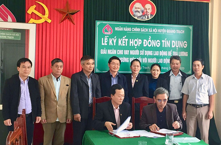 PGD NHCSXH huyện Quảng Trạch ký kết hợp đồng hỗ trợ vốn vay để trả lương ngừng việc cho người lao động với Công ty TNHH TMDV Công Ngân.
