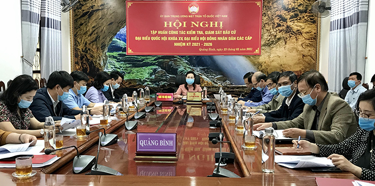 Đồng chí Phạm Thị Hân, Chủ tịch Ủy ban MTTQVN tỉnh, Phó Chủ tịch Ủy ban bầu cử tỉnh chủ trì hội nghị tại điểm cầu Quảng Bình.