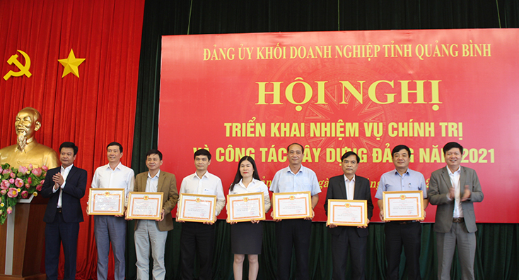 Đại diện lãnh đạo Đảng ủy Khối Doanh nghiệp tỉnh tặng giấy khen cho các tổ chức cơ sở đảng đạt tiêu chuẩn trong sạch, vững mạnh tiêu biểu.