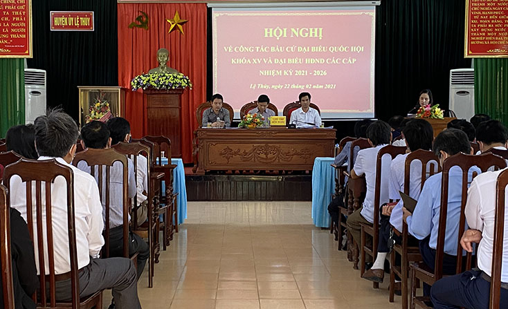 Các đại biểu nghe đại diện Ban chỉ đạo bầu cử huyện giải đáp một số tình huống có thể xảy ra trong bầu cử.