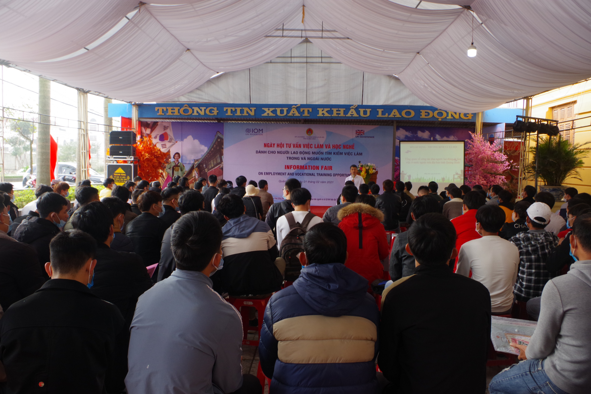Các lao động có nhu cầu đi làm việc nước ngoài theo hợp đồng tham gia tập huấn nâng cao kiến thức xuất ngoại an toàn. 