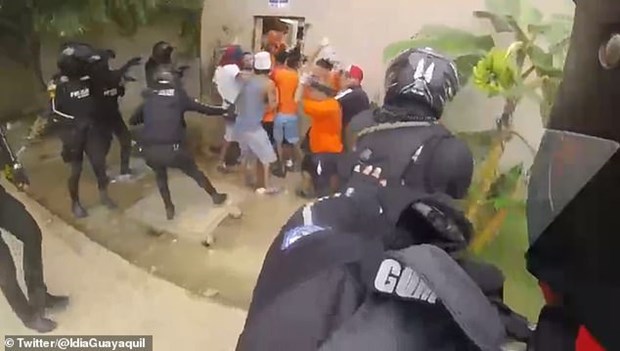  Lực lượng an ninh trấn áp các tù nhân. (Nguồn: dailymail)