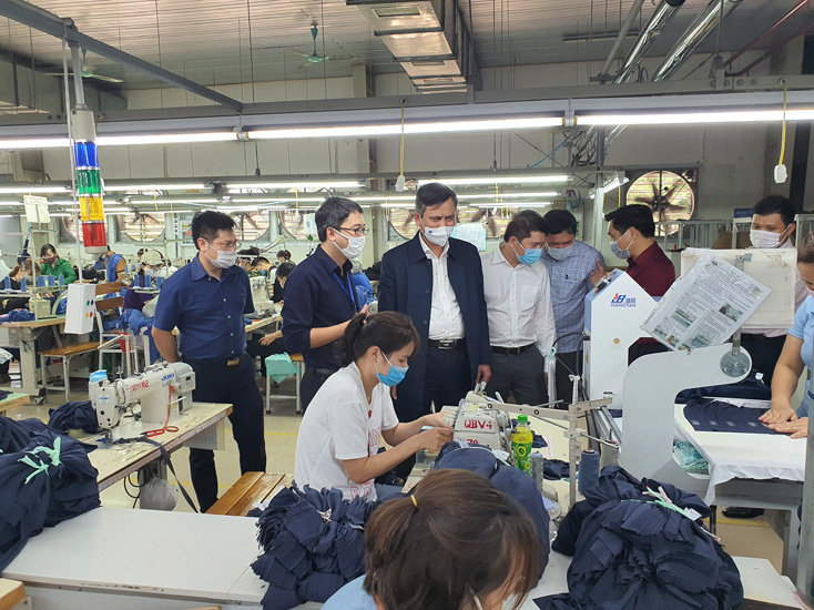 Đồng chí Chủ tịch UBND tỉnh Trần Thắng thăm dây chuyền sản xuất của Công ty Cổ phần Dệt May Huế - Chi nhánh Quảng Bình...