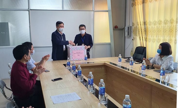 ...tặng quà động viên và mong muốn đơn vị năm mới tiếp tục nâng cao hơn nữa hiệu quả hoạt động sản xuất, kinh doanh theo kế hoạch đã đề ra.  