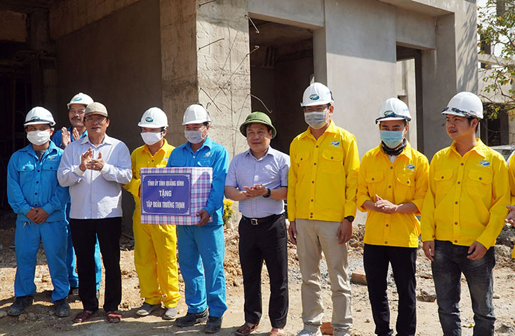 Đồng chí Bí thư Tỉnh ủy Vũ Đại Thắng tặng quà cán bộ, công nhân thi công Khu nghỉ dưỡng và phục hồi chức năng suối nước nóng Bang.