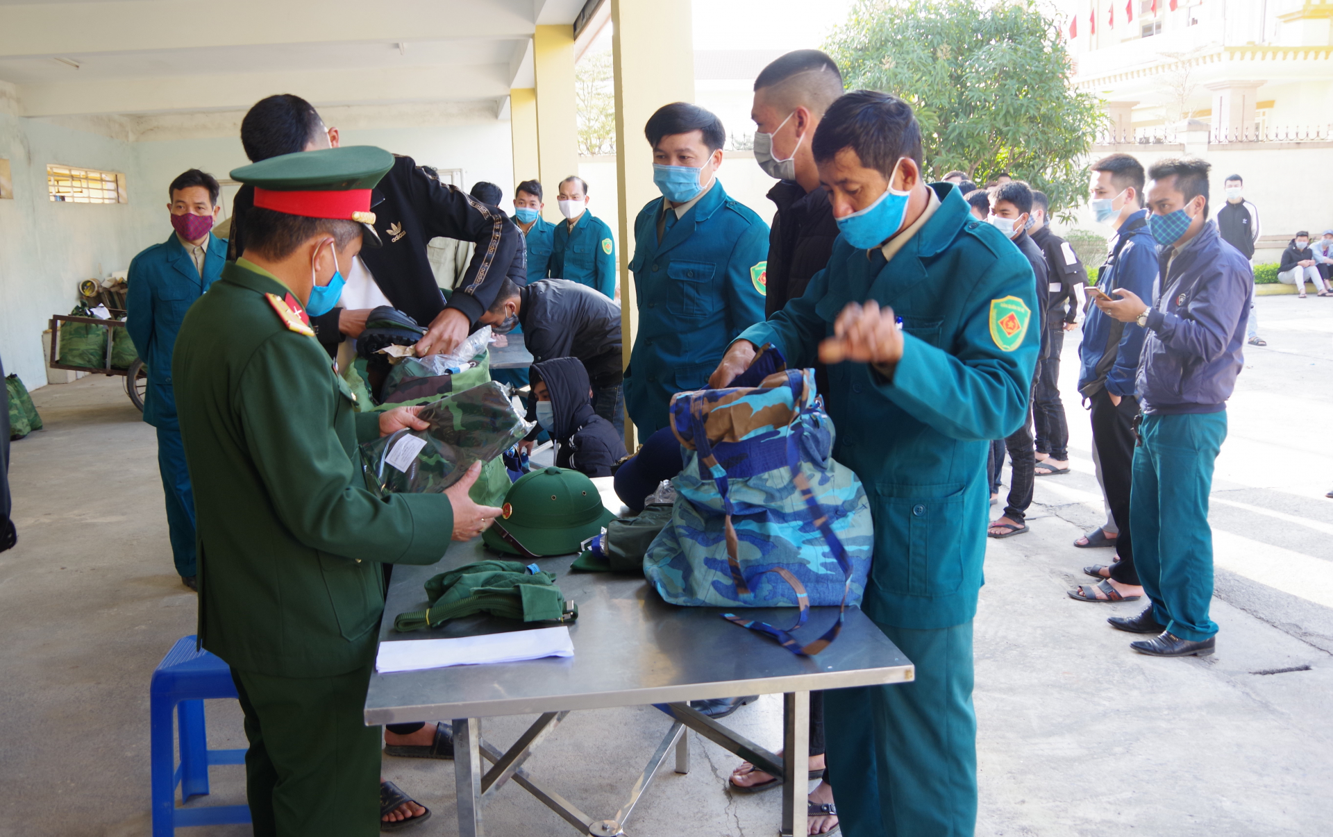 Ban CHQS Đồng Hới cấp phát quân trang cho chiến sỹ chuẩn bị nhập ngũ.