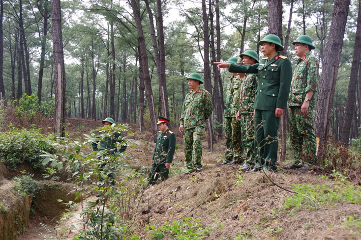 Kiểm tra hệ thống hầm hào, công sự của Ban CHQS huyện Bố Trạch.