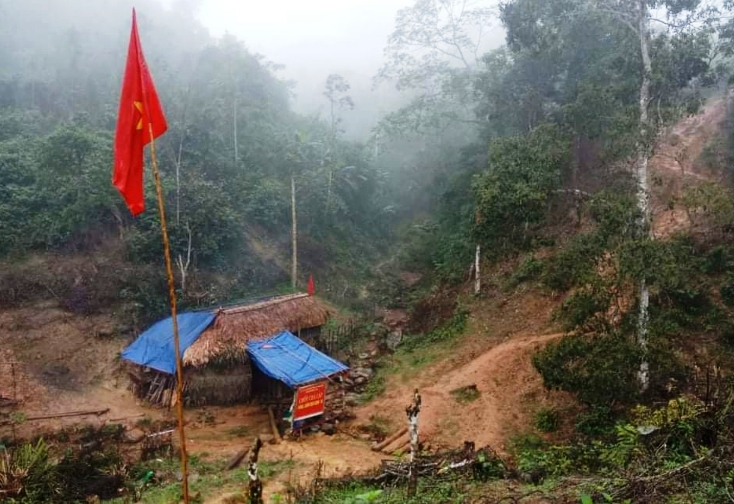 Chốt kiểm soát biên phòng số 2 Đồn Biên phòng Ra Mai đóng ở núi Y Răng, trên đỉnh Giăng Màn.