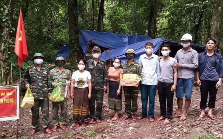 Lãnh đạo xã Trọng Hóa (Minh Hóa) lên thăm, động viên các chiến sỹ đang làm nhiệm vụ tại chốt. 