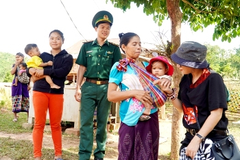 Tình quân dân. Ảnh: Tiến Hành