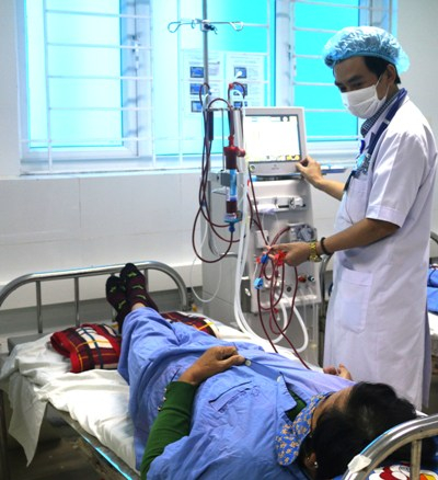 Bác sỹ Trần Thanh Tình đang thăm khám cho bệnh nhân.