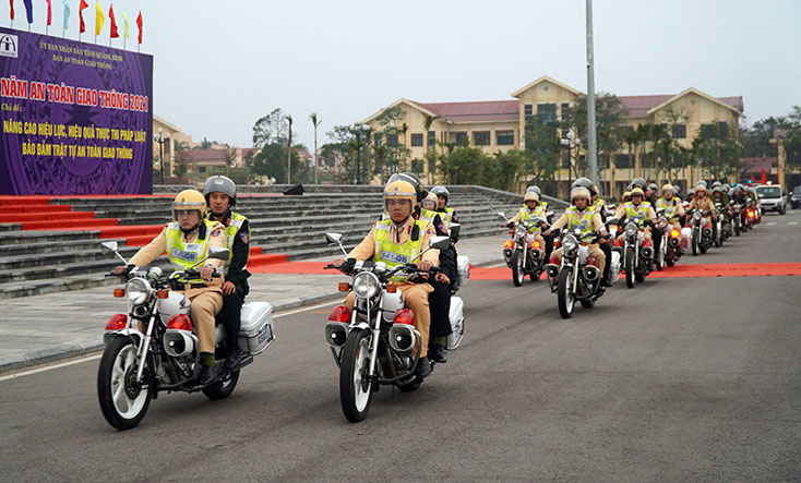 Lực lượng chức năng ra quân năm ATGT 2021.