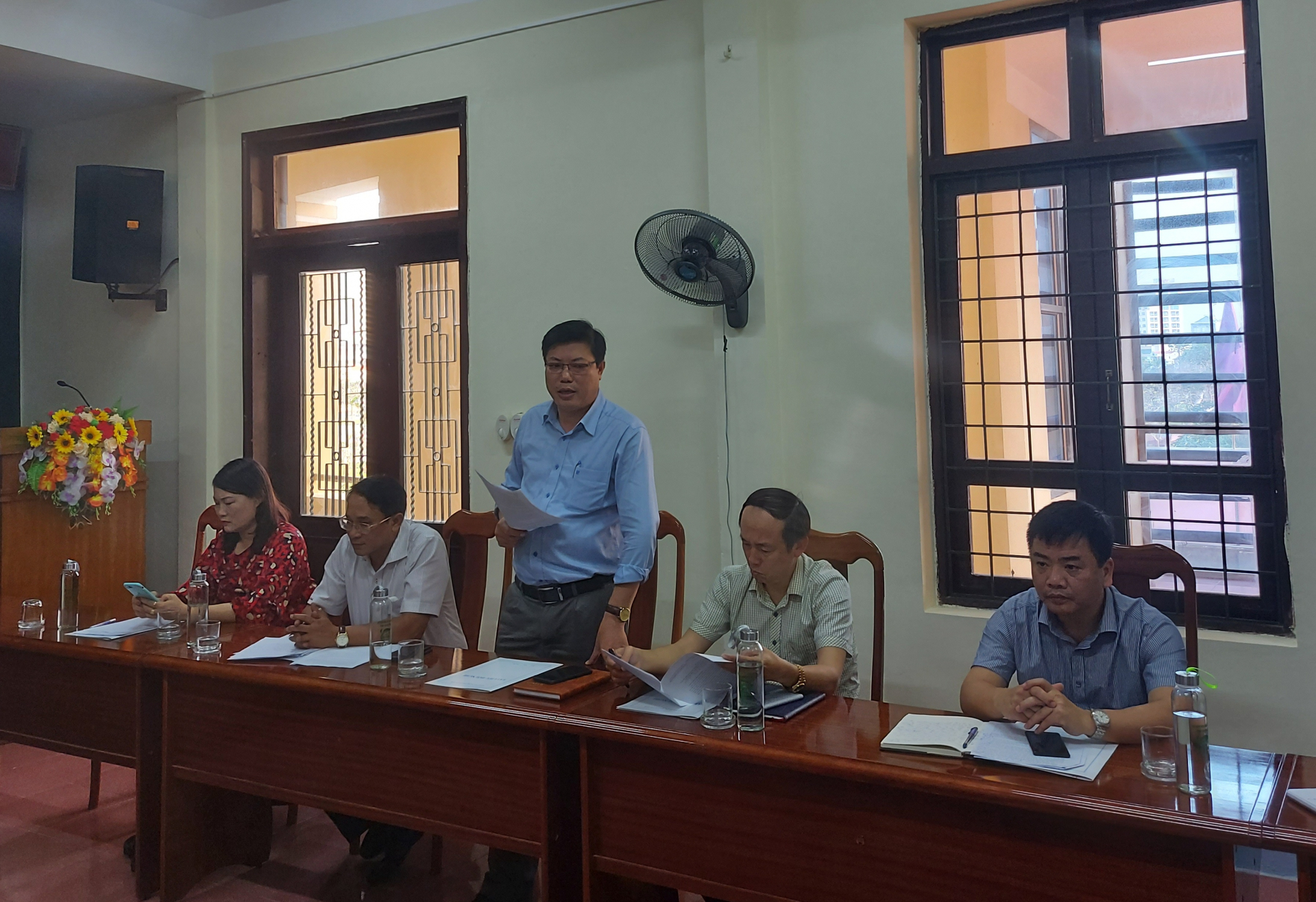 Các đại biểu thảo luận tại buổi làm việc.