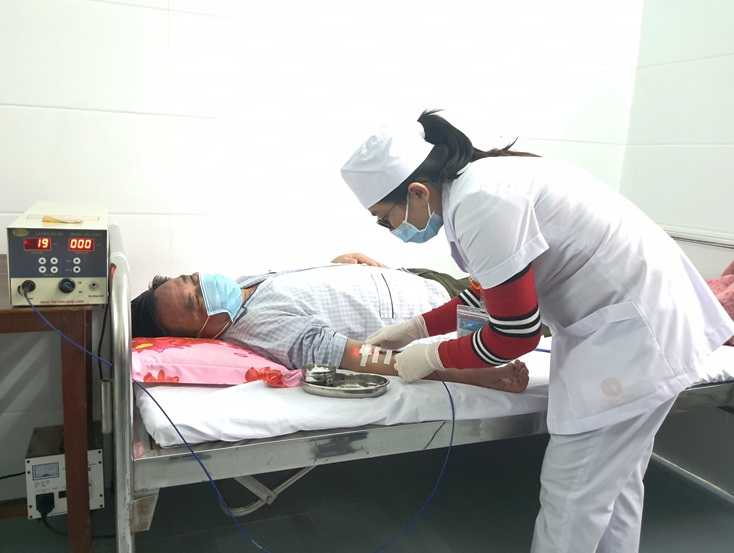 Cán bộ Bệnh viện Y Dược cổ truyền tỉnh đang điều trị bằng laser nội mạch cho bệnh nhân tăng huyết áp, thoái hóa khớp gối và đơn dây thần kinh chi trên.