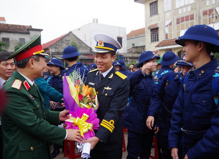 Động viên thanh niên lên đường nhập ngũ.