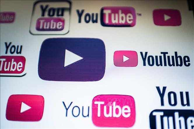 Biểu tượng của YouTube trên màn hình máy tính. Ảnh: AFP/TTXVN