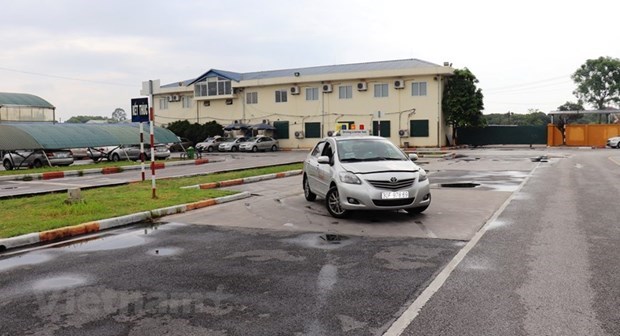 Ghép xe ngang trong sa hình cũng là phần thi khó nhằn đối với học viên và là phần thi bám sát thực tế đỗ xe trong đô thị. (Ảnh: Việt Hùng/Vietnam+)