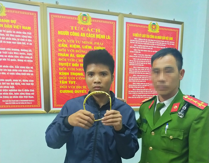 Đối tượng Nguyễn Thành Đạt cùng tang vật của vụ án.