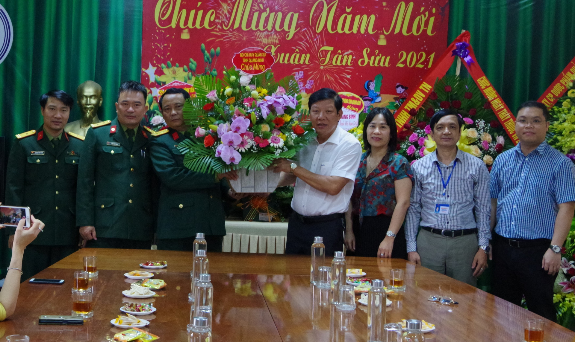 Thủ trưởng BCH Quân sự tỉnh thăm, chúc mừng Sở Y tế.
