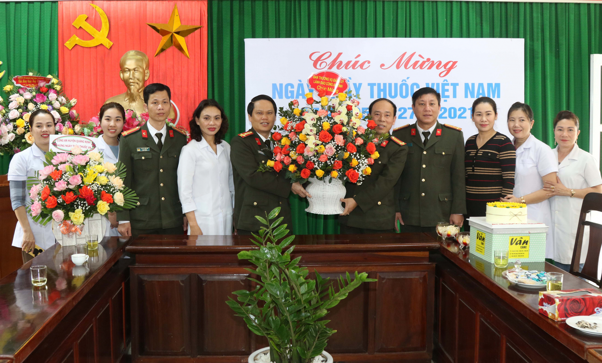 Đồng chí Đại tá Bùi Quang Thanh - Phó Giám đốc Công an tỉnh chúc mừng ngày Thầy thuốc Việt Nam tại Bệnh xá Công an tỉnh