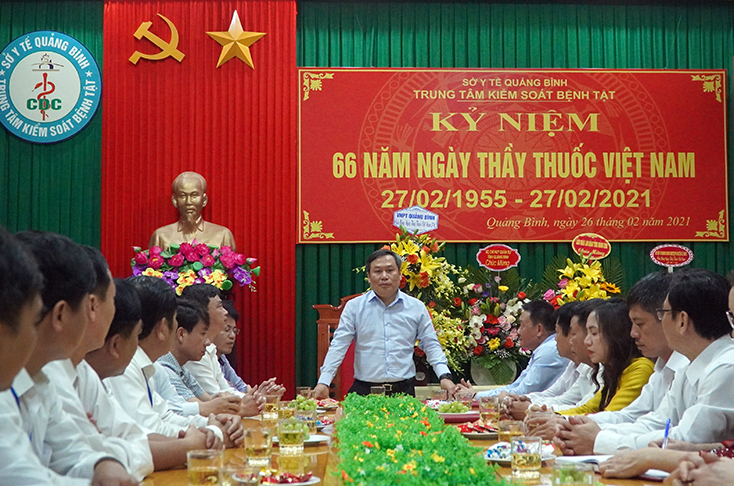Đồng chí Bí thư Tỉnh ủy Vũ Đại Thắng: Chúc cán bộ, nhân viên CDC sức khỏe, hạnh phúc, tiếp tục phát huy vai trò lực lượng tiên phong trên tuyến đầu phòng chống dịch bệnh Covid-19.